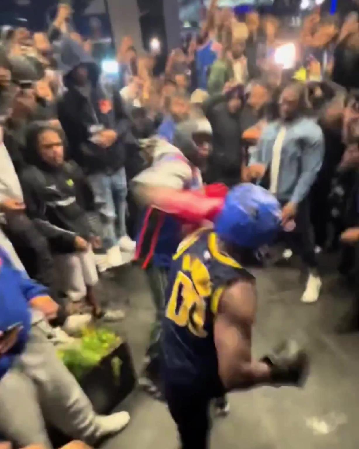 这不比场上好看？尼克斯&步行者球迷赛后直接1v1拳击